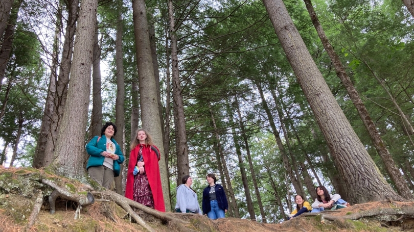 On Saturday afternoon Dartmouth students led by Russian/EEER profs Valentina Apresjan, Tatiana Filimonova and Ainsley Morse enjoyed a beautiful jaunt north along the Connecticut River, with lots of stops to check out the many mushrooms (edible & non-edibl Mushroom Foraging Continues Fall 2023
